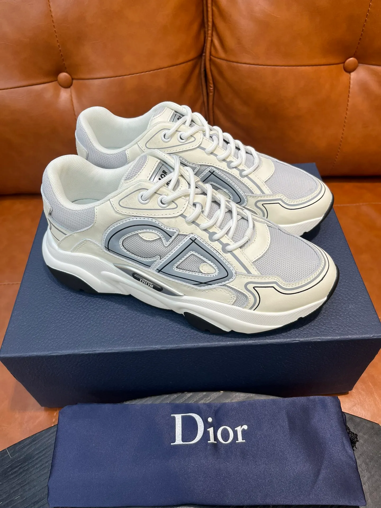 Factory price 540💰Dior B22 men's jogging fashion sneakers. This item draws inspiration from retro jogging shoes. It adopts a thick low-top design, with an upper made of leather and mesh fabric, and a black and white engraved rubber sole. Decorated with an embossed "CD" logo on the side. Code number: 39-44